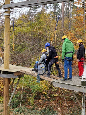 Mit Rolli im inklusiven Seilgarten Ruethen